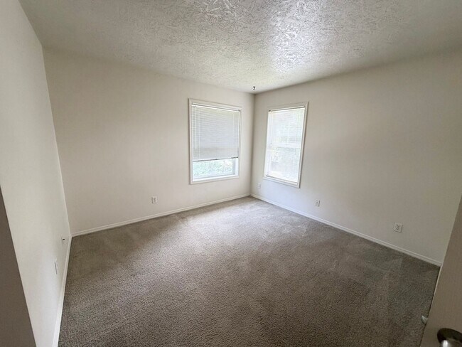Building Photo - Super Cute Spacious 2BD 2BA in the Hillsdale Neighborhood!