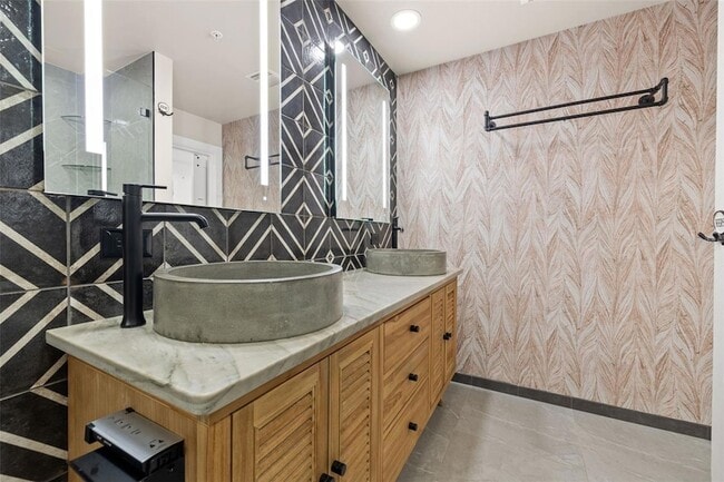 Building Photo - 1208 E Kennedy Blvd