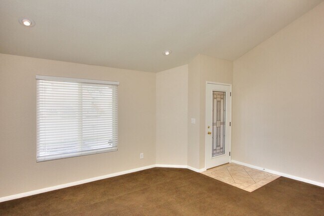 Building Photo - Spacious 3 Bedroom, 2 Bath Home in Beautiful Lake Elsinore!