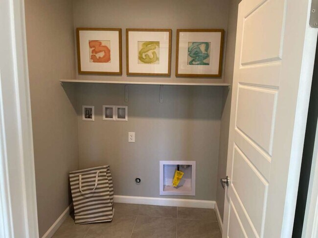Building Photo - 3 Bedrooms Townhouse For Rent