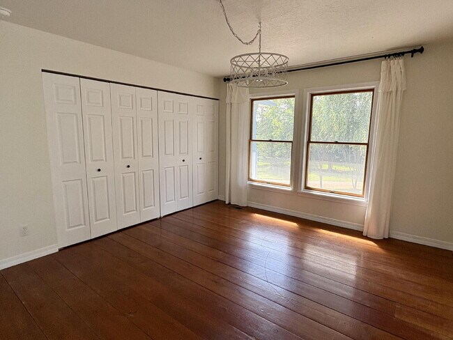 Building Photo - Spacious home in country setting, yet close to amenities