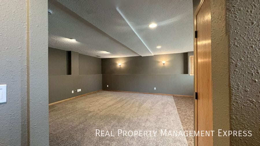 Building Photo - 5208 S Birchwood Ave