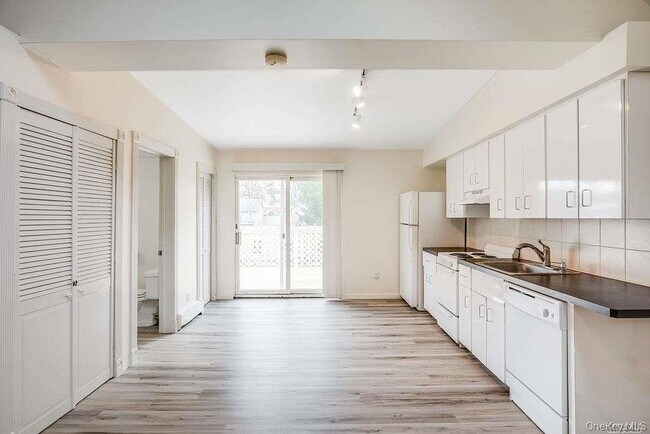 Building Photo - 75 Maxwell Ave