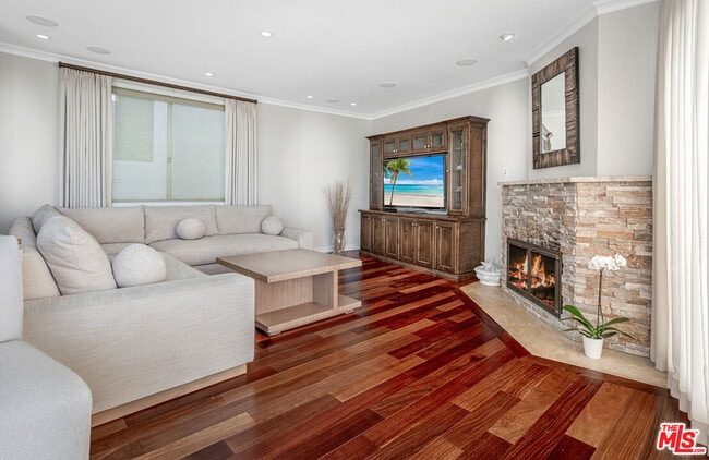 Building Photo - 318 26th St