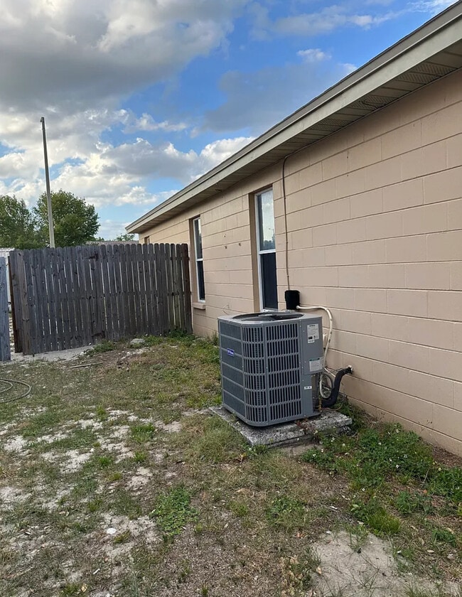 Building Photo - 30030 Cove Ct E