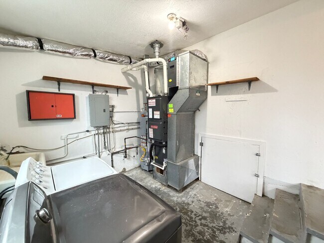 Building Photo - 825 Parkway Dr