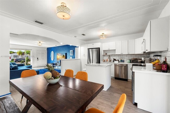 Building Photo - 1545 Normandy Dr