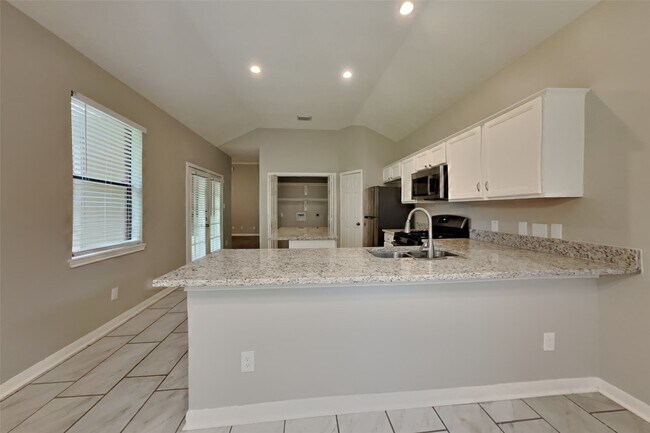 Building Photo - 2015 Creston Dr