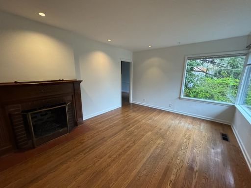 Building Photo - Freshly Painted Large Queen Anne Home! $3295