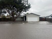 Building Photo - 4 bed/2 bath House with Garage