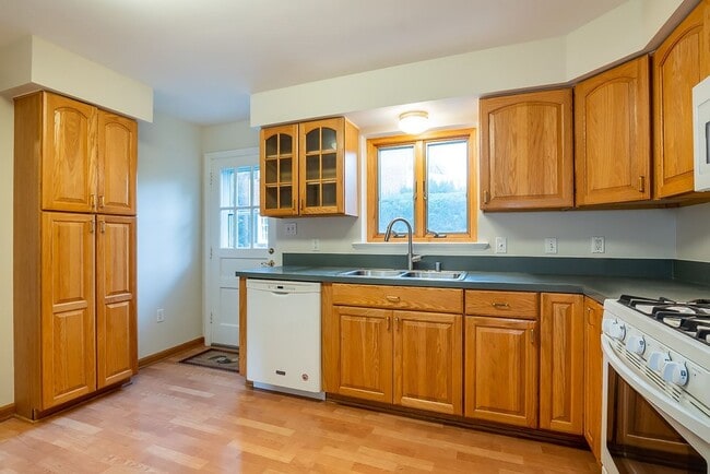 Building Photo - MUST SEE! Cozy Corner Cape in Chevy Chase is Move-in Ready!