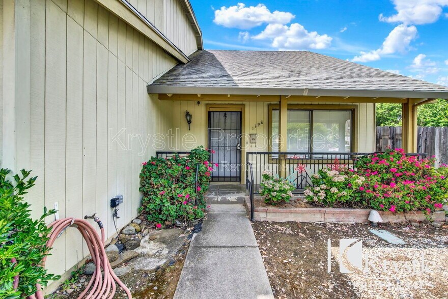 Building Photo - 1398 Hale St