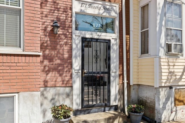 Building Photo - 166 Brooks St