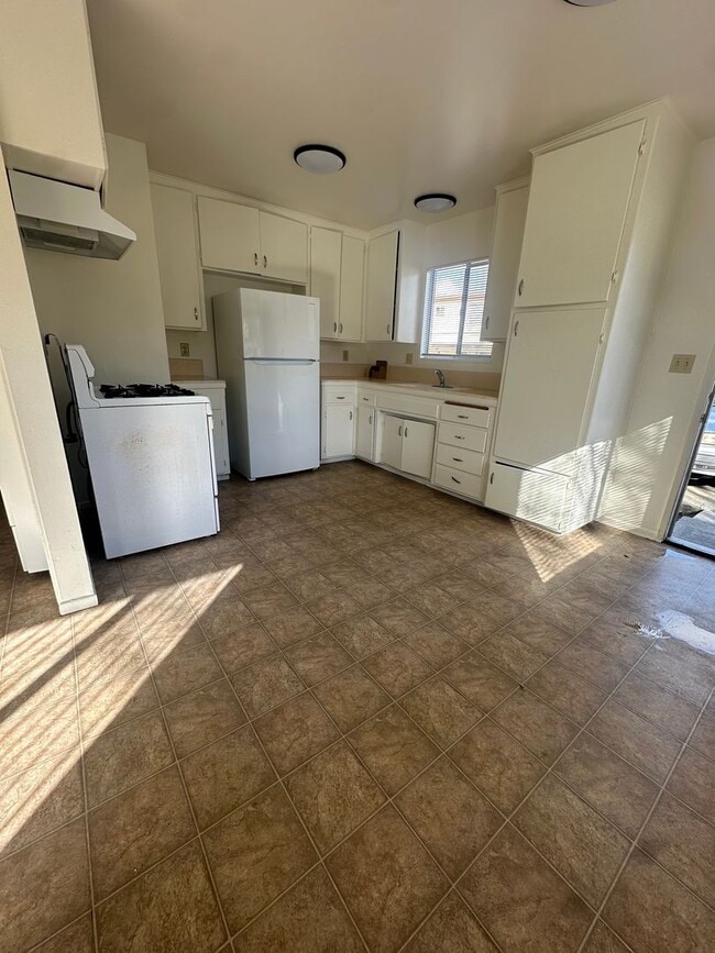 Building Photo - 119-119 W Locust Ave