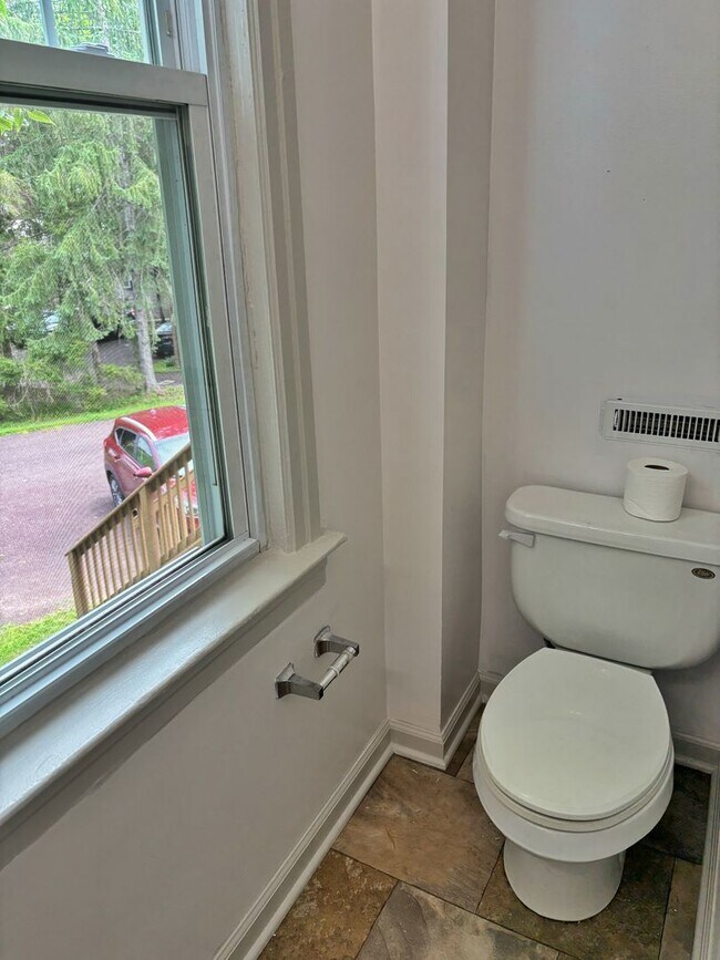 Building Photo - 3 bed 1.5 bathroom apartment in Harleysvil...