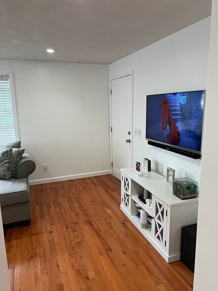 Building Photo - 64 Sterling St