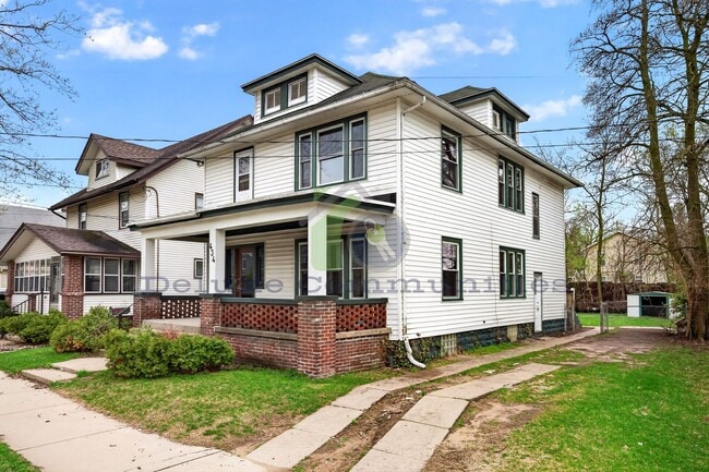 Building Photo - Beautiful Two Bedroom Lower Unit! Available NOW!!