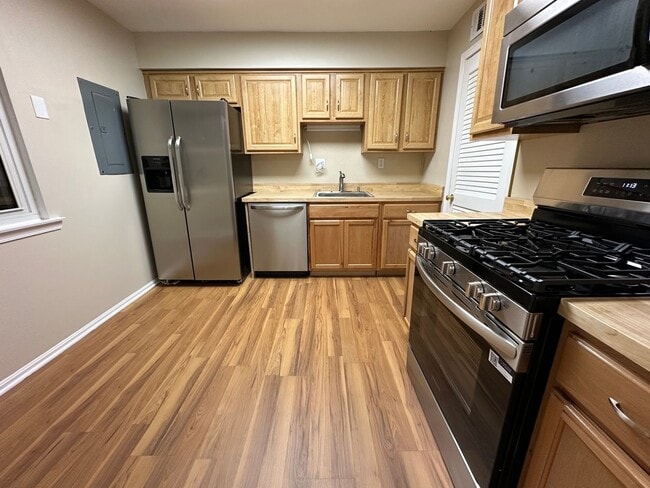 Building Photo - Beautifully remodeled 3-bed 2.5-bath Townh...