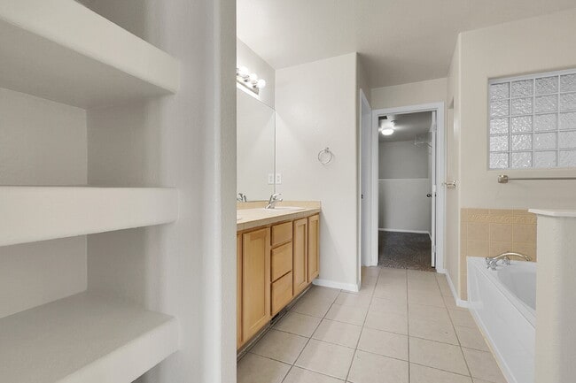 Building Photo - $2,695- 3 Bed, 3 Bath Updated Townhouse wi...