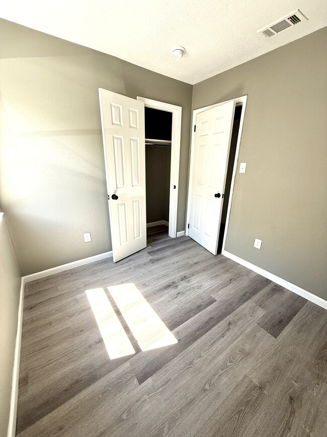 Building Photo - 3831 Morningview Dr