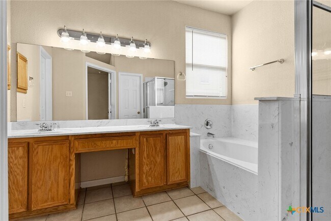 Building Photo - 118 Lone Shadow Dr