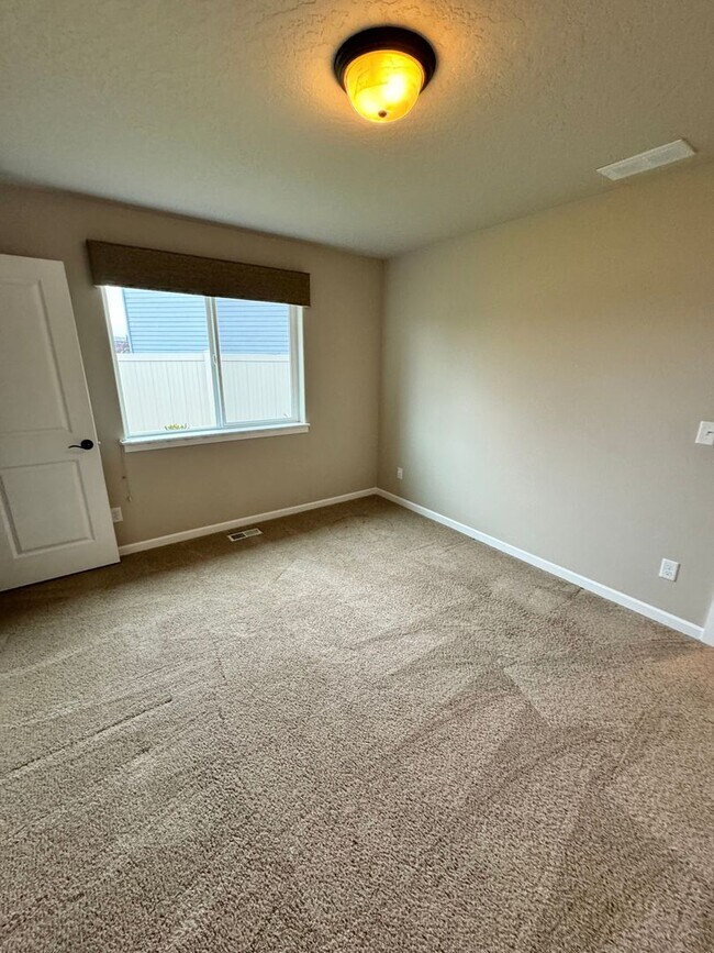 Building Photo - Beautiful 4-Bedroom, 3-Bathroom Home with ...