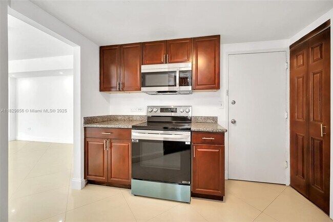 Building Photo - 801 Brickell Bay Dr