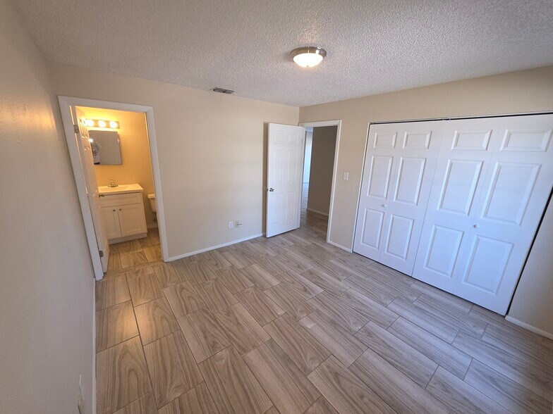 Building Photo - 5420 SE 30th Pl