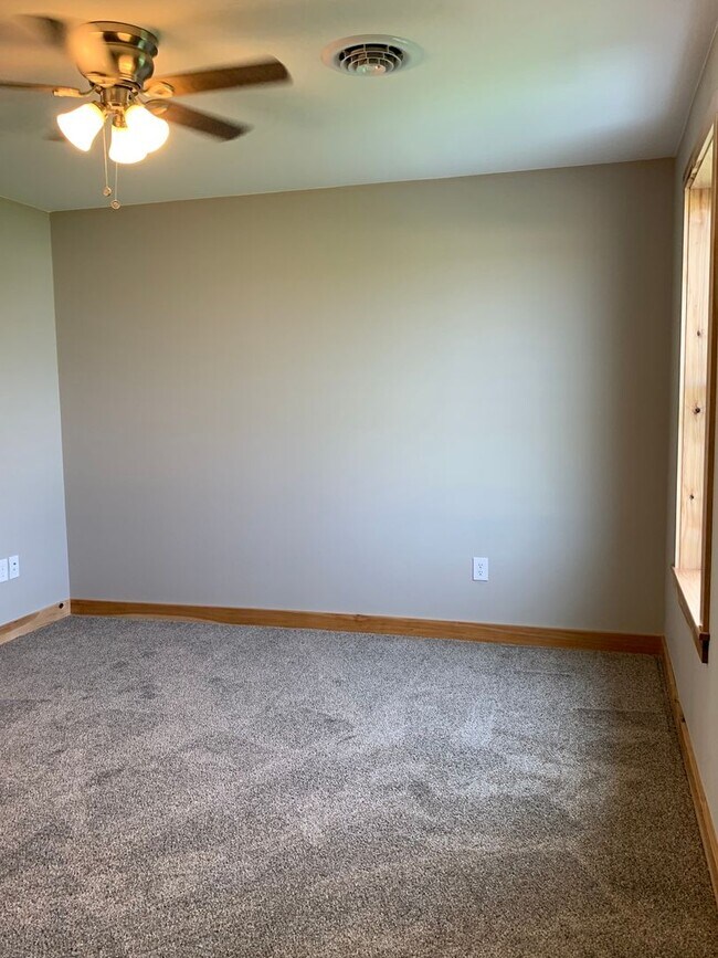 Building Photo - Gorgeous 3 bed, 2.5 bath single family hom...