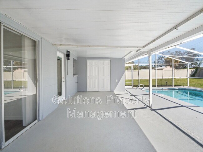 Building Photo - 2033 Robinhood Dr