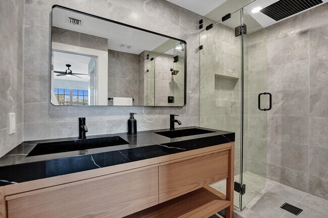 Building Photo - 876 Jeffery St