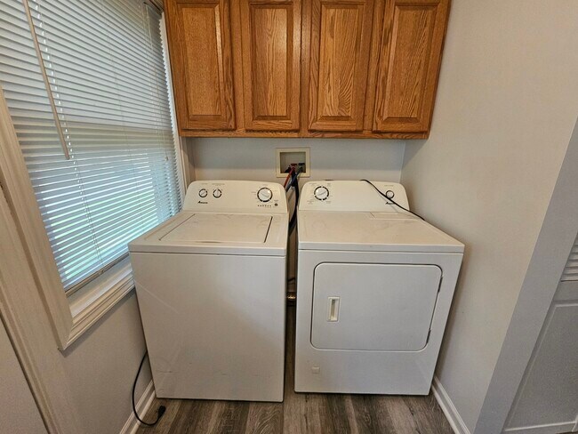 Building Photo - 717 E Hawley St