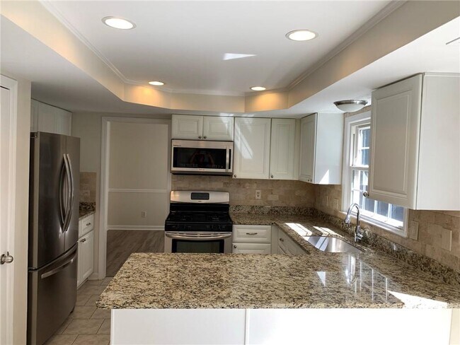 Building Photo - 4536 Woodlawn Lake Dr