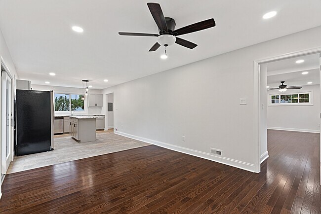 Building Photo - 409 Maiden Ln