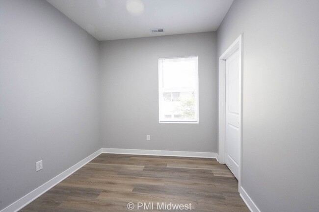 Building Photo - "Charming 3-Bed, 2-Bath Duplex with Granit...