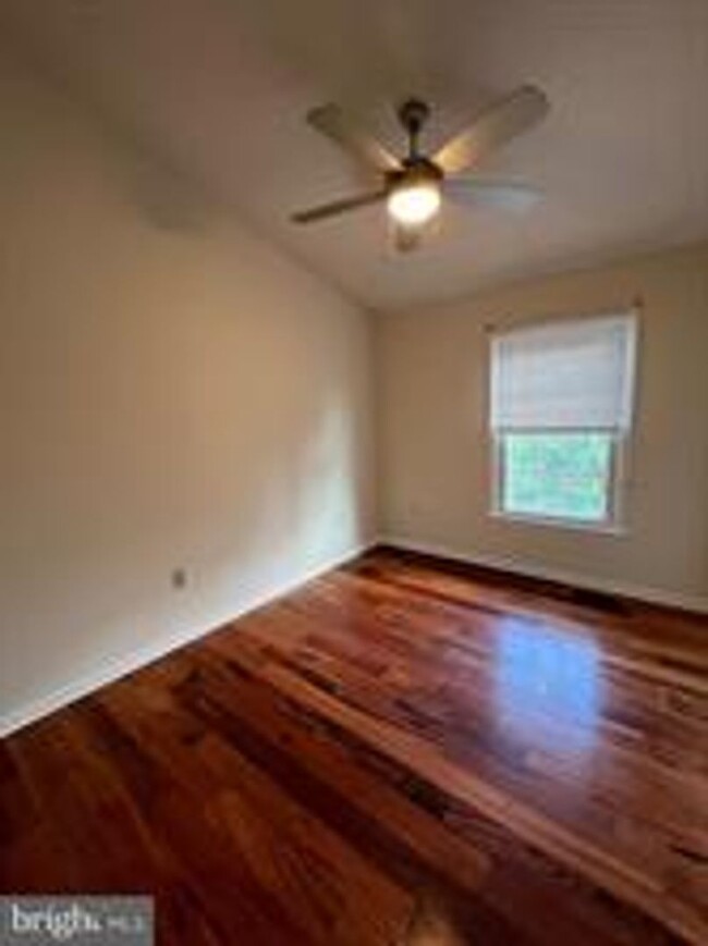 Building Photo - BEAUTIFUL END UNIT TH NEAR DOWNTOWN ROCKVILLE
