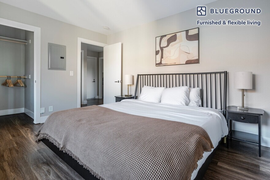 Building Photo - 900 E Hillsdale Blvd