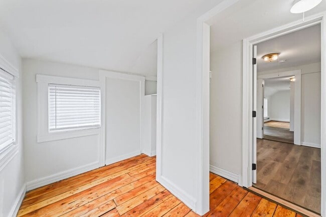 Building Photo - 2 New St