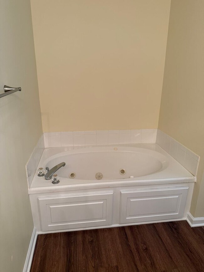 Building Photo - 2 bedroom 2 bath condo in Cape Cottages, Community Pool, Dog Park, Basketball Court,