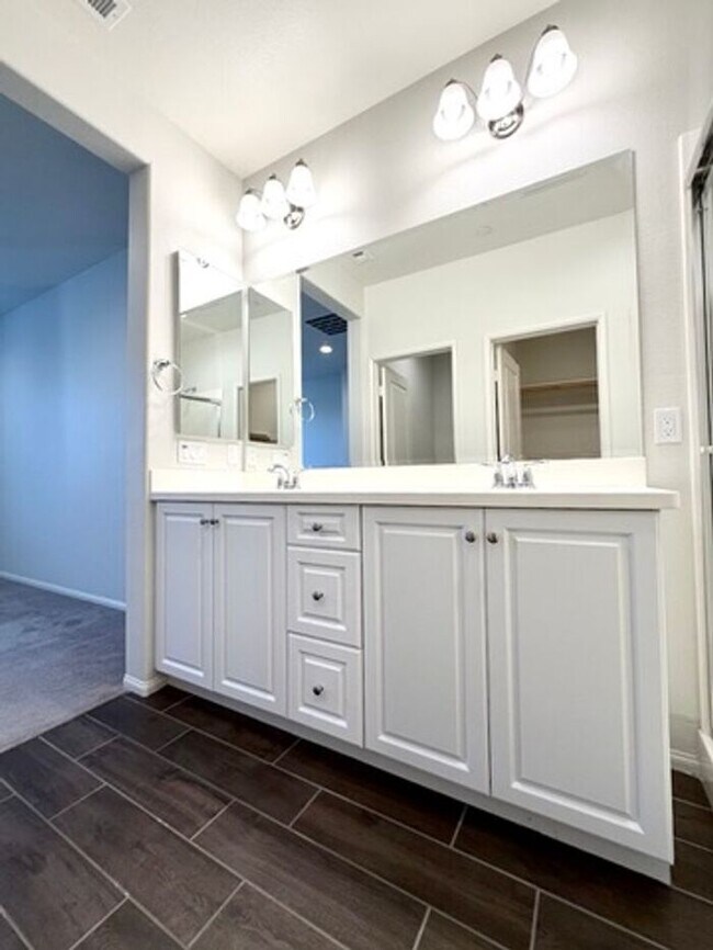 Building Photo - Luxury Townhome for Lease in Rancho Cucamonga