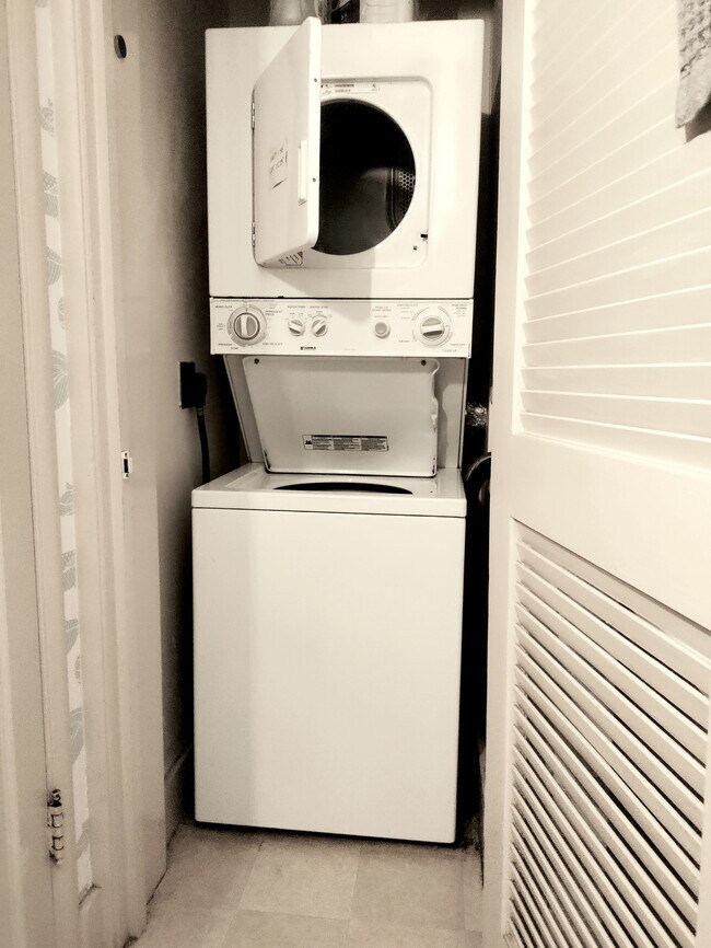 Building Photo - 1905 6th St