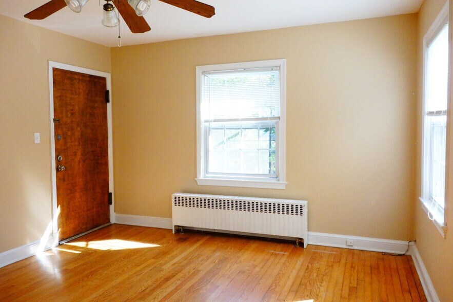 Building Photo - 8408 Greenwood Ave