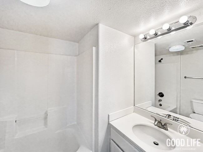 Building Photo - Beautiful 3BD/3BA W/ A/C, Attached Garage, and Community Pool in Kearny Mesa!