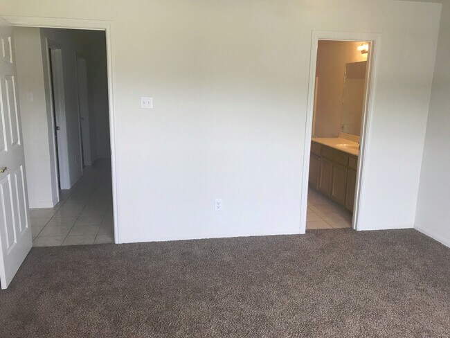 Building Photo - Duplex
