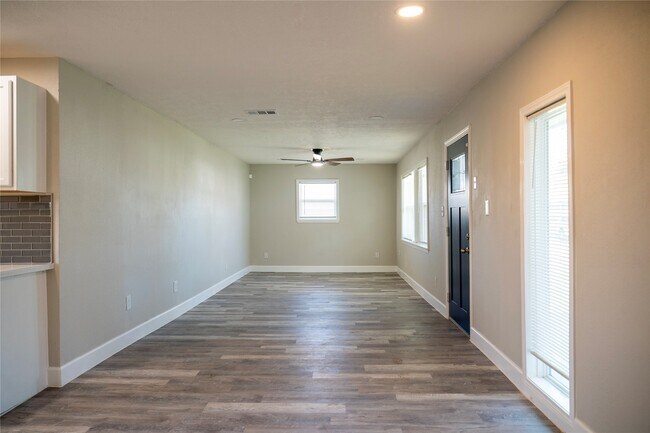 Building Photo - 5502 Elm Tree Dr