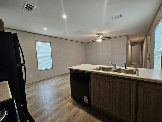 Building Photo - 518 Suwanee Dr