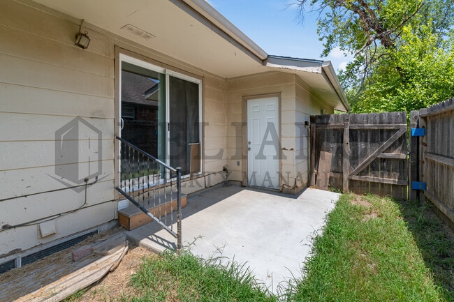 Building Photo - 2203 S Lori Ln
