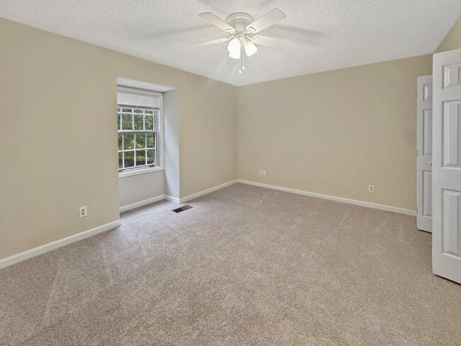 Building Photo - Charming 2 Bed 1.5 Bath Townhouse in Oakwood!