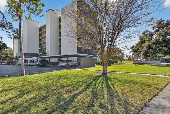 Building Photo - 2900 Cove Cay Dr