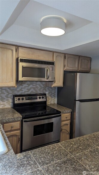 Stainless appliances - 10819 NE 37th Pl